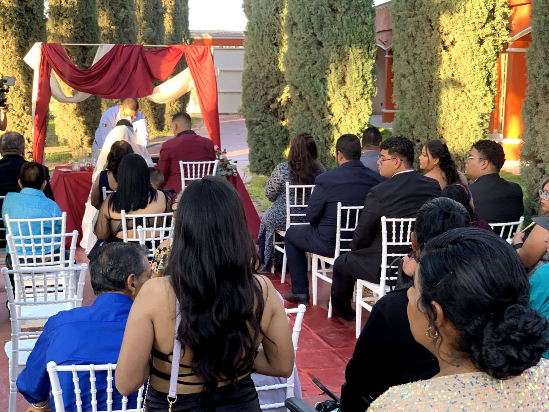Una boda en el jardin de Quinta Paris, en Ciudad Lerdo entre hermosos cipreses.